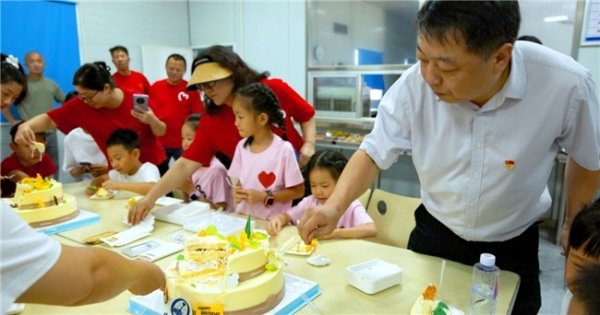 炒股平台入配资平台 “小候鸟”暖心团聚在工地